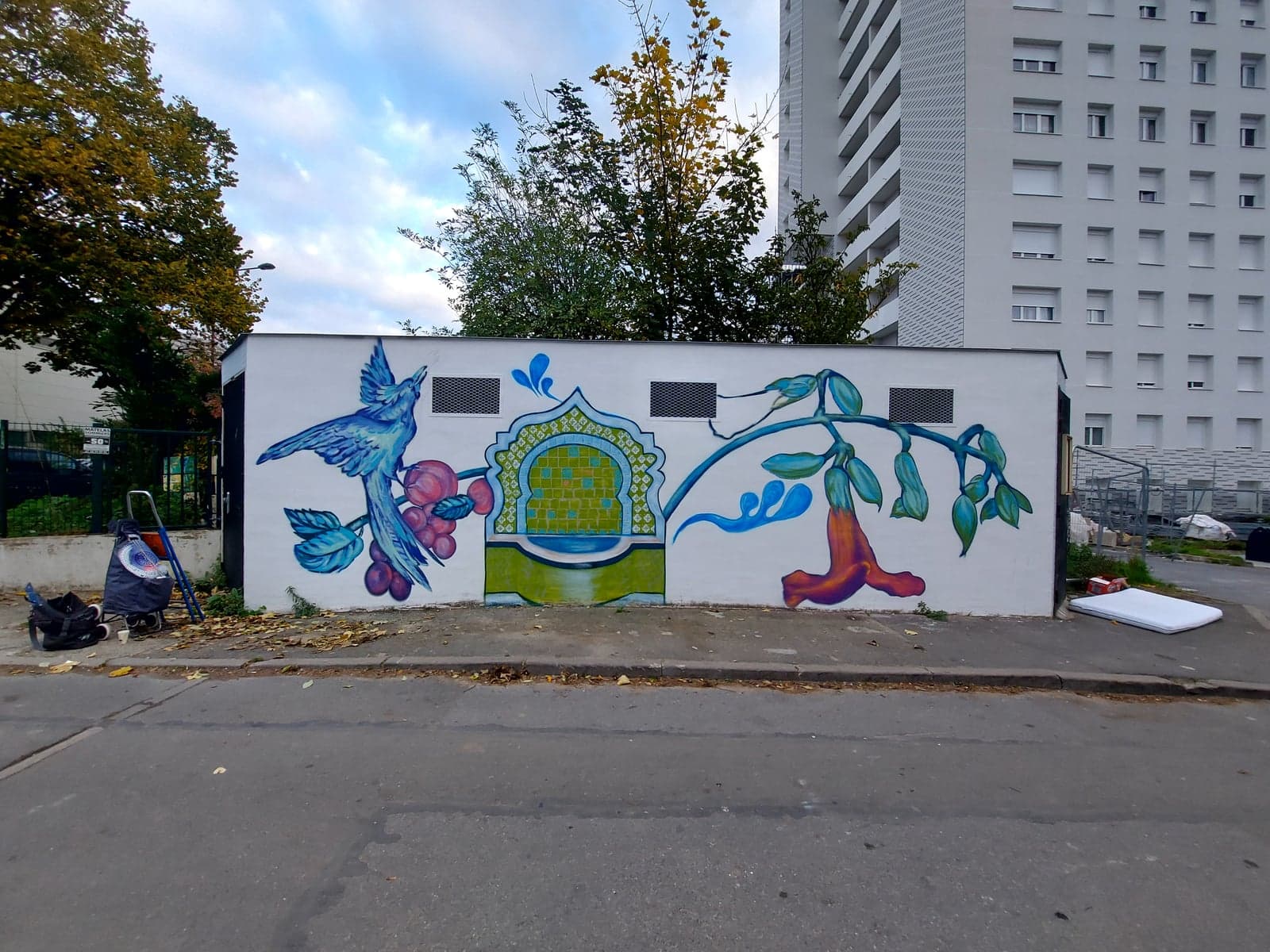 Fresque arche orientale, oiseaux et fleurs sur mur blanc