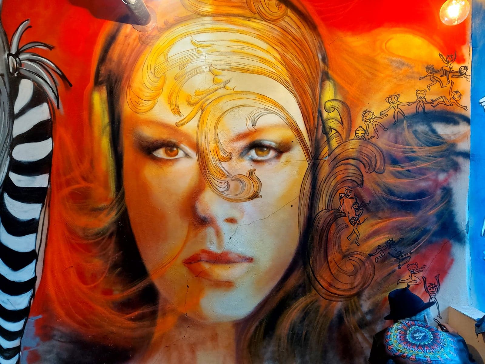 Fresque géante — portrait de femme rousse aux ornements dorés