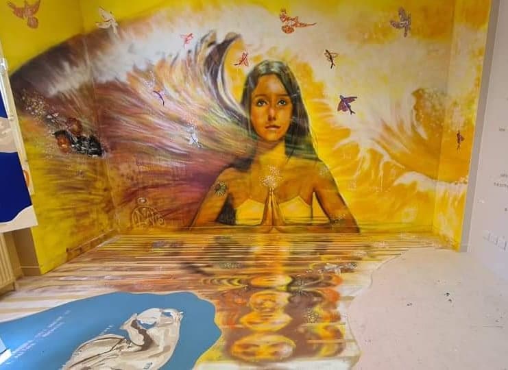Installation immersive — fresque femme et son reflet sur le sol