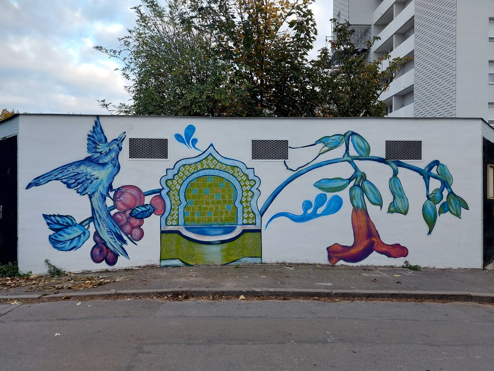 Fresque de Diane sur un long mur blanc, en pleine rue