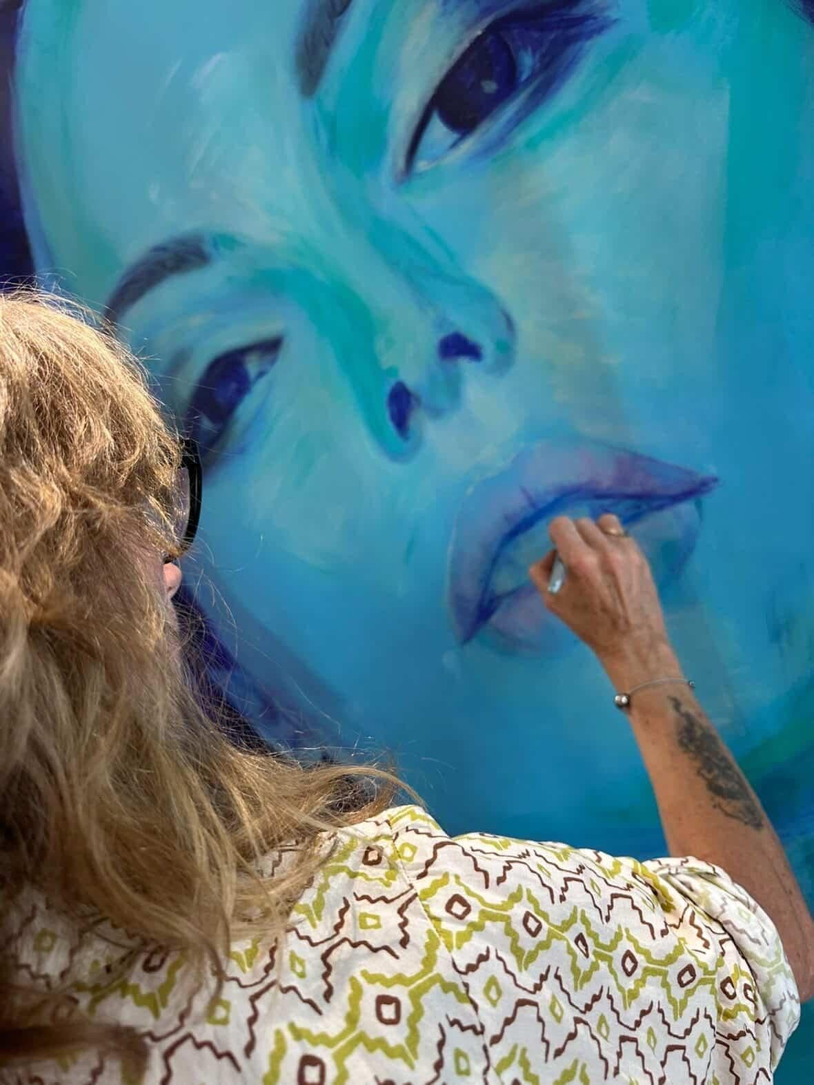 Diane à l’atelier, pinceau à la main, sur la toile Sirène