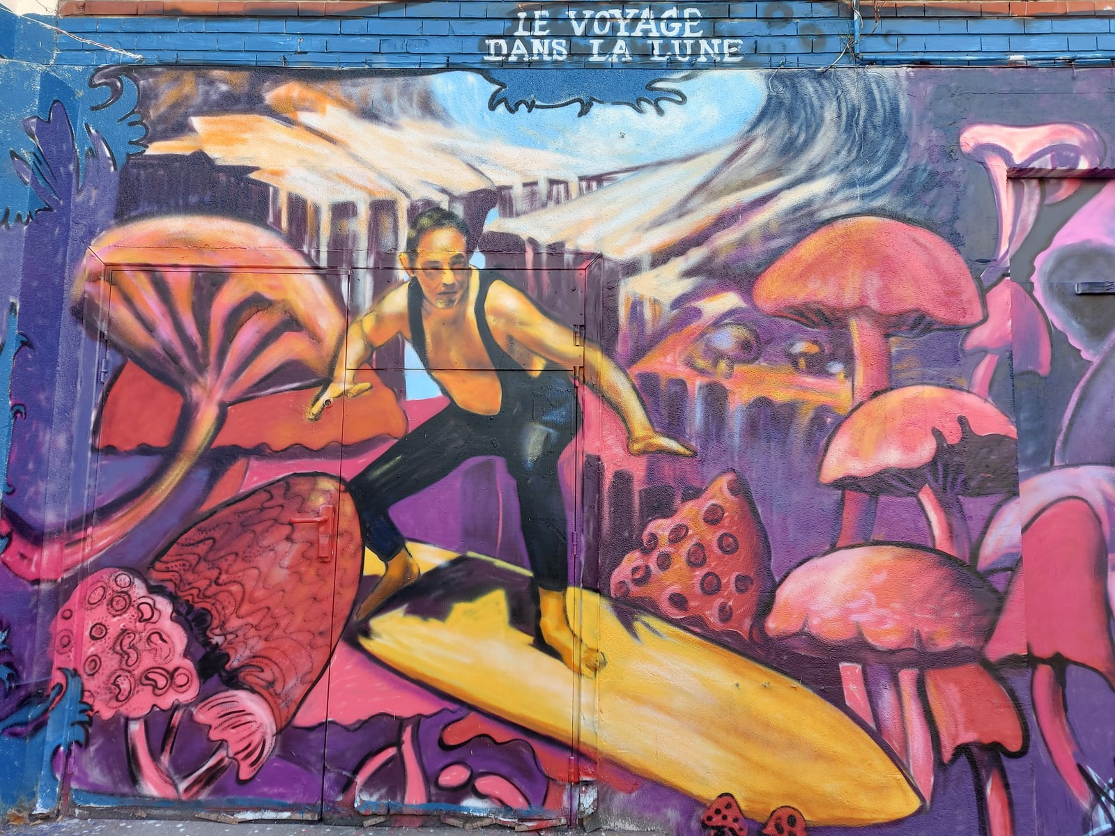 Fresque hommage à Méliès — femme surfeuse et champignons mauves