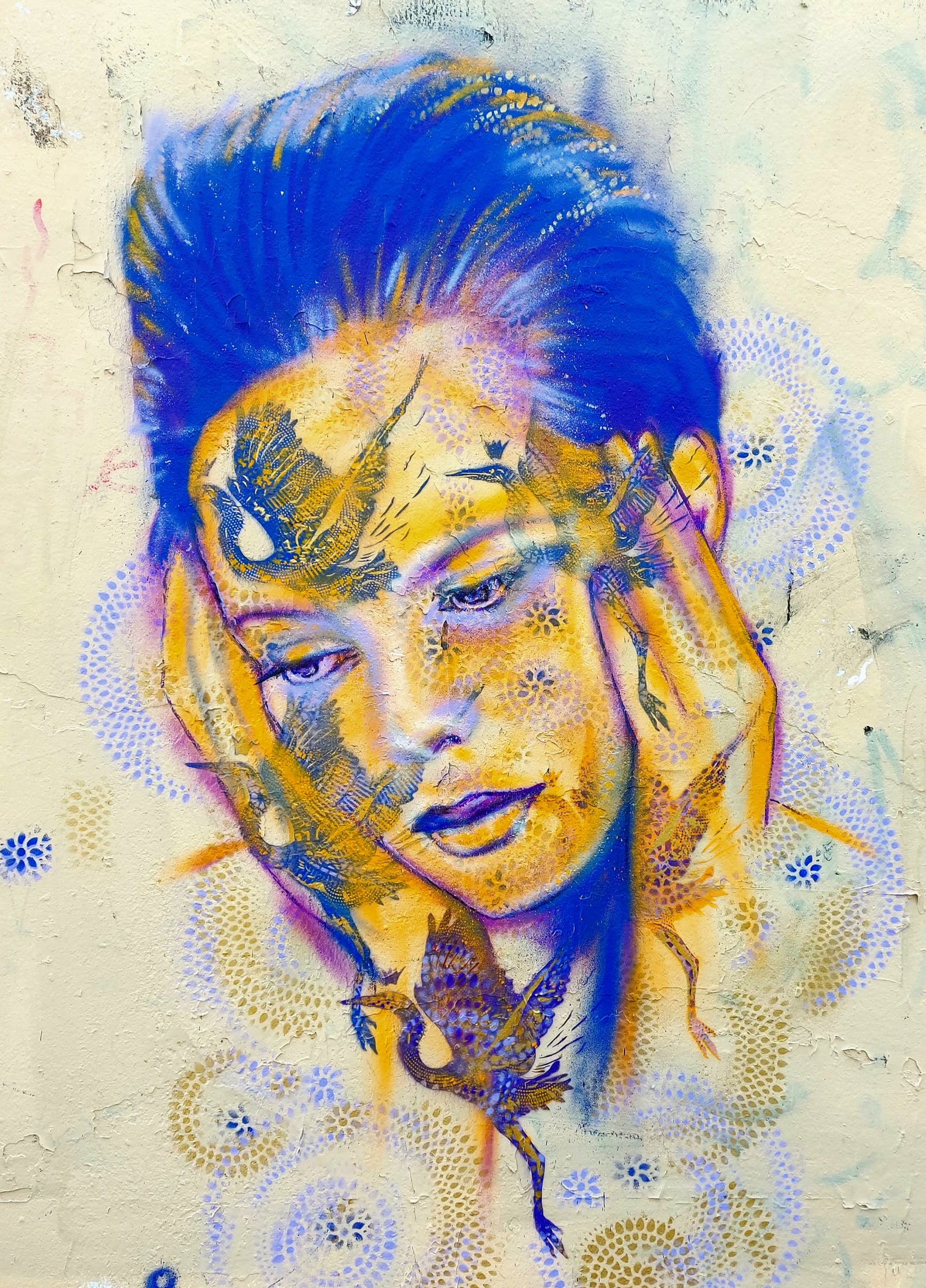 Fresque intérieure femme cheveux bleus motifs mandalas