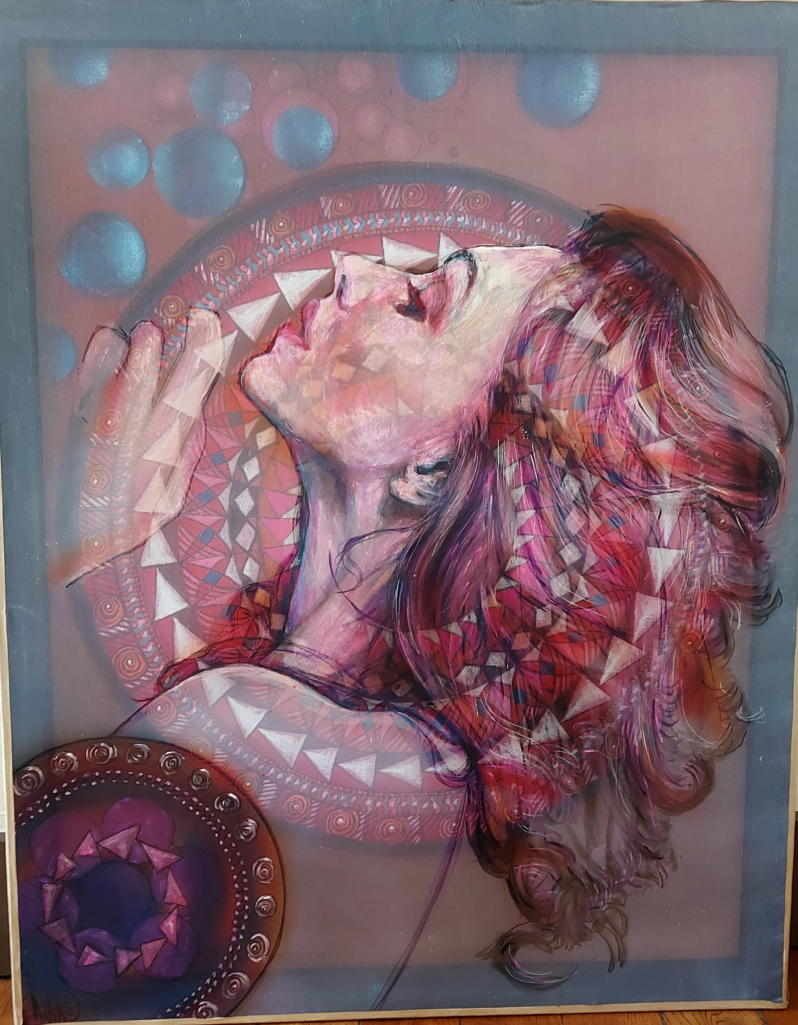 Toile portrait femme renversée, mandalas roses et triangles