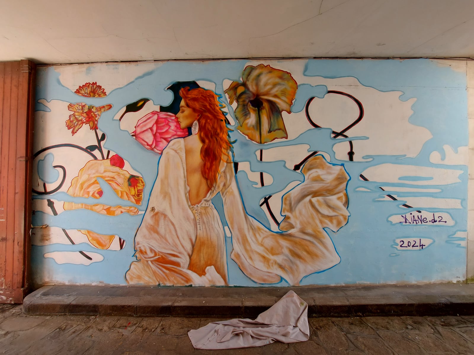 Fresque sous porche — la rousse aux fleurs
