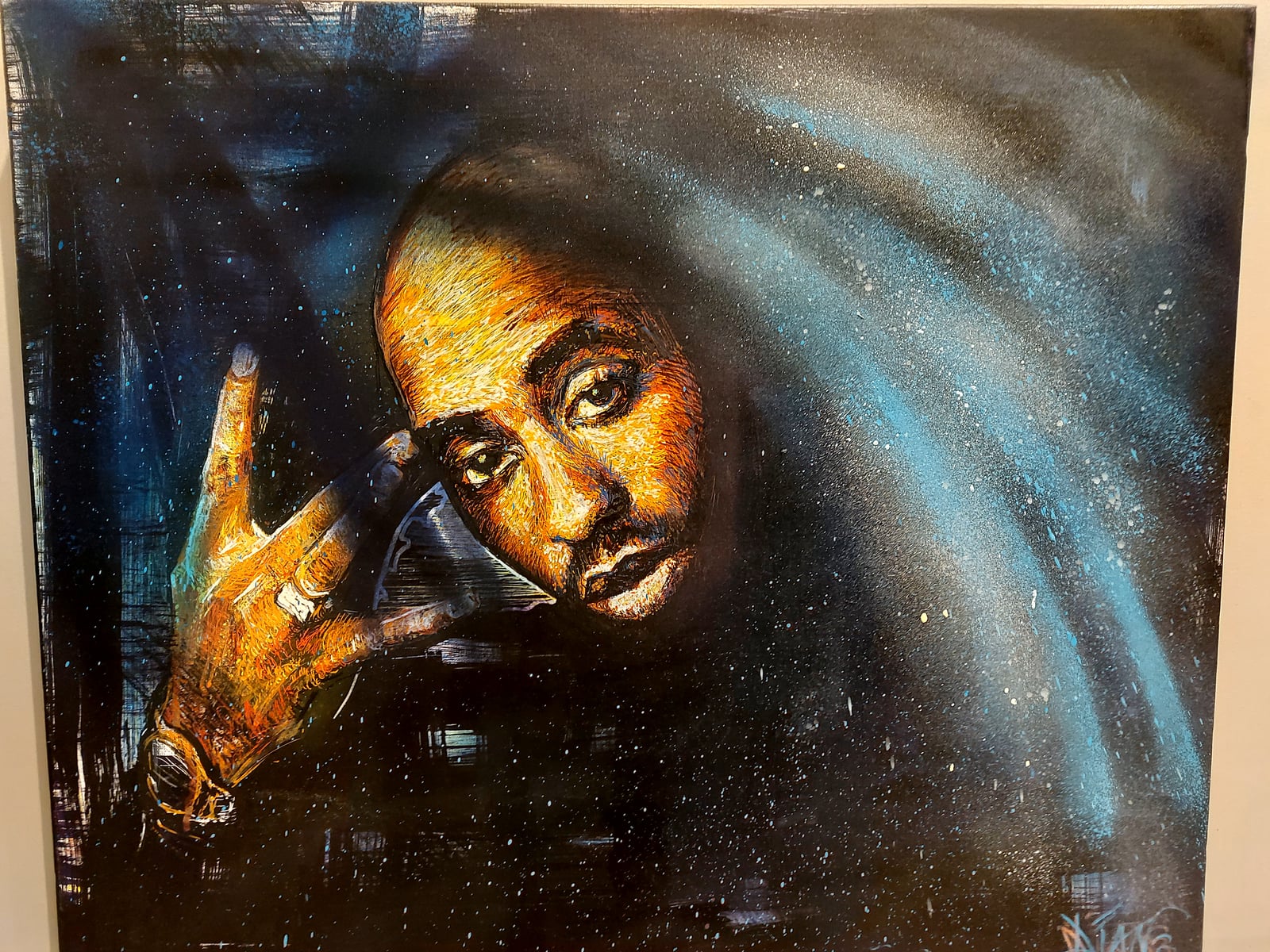 Portrait Tupac sur fond bleu nuit étoilé