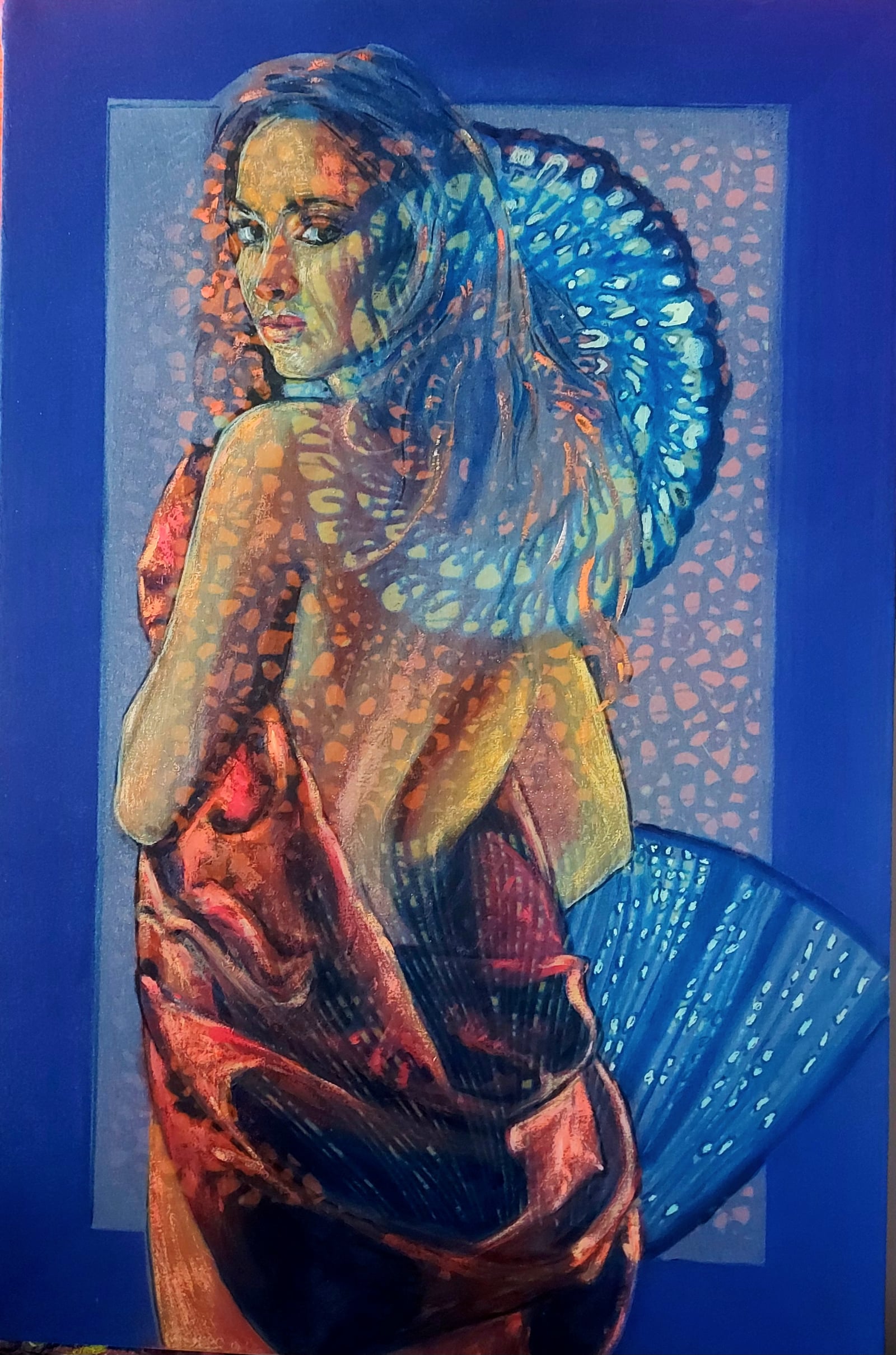Grande toile femme de dos drapé orange et éventail bleu