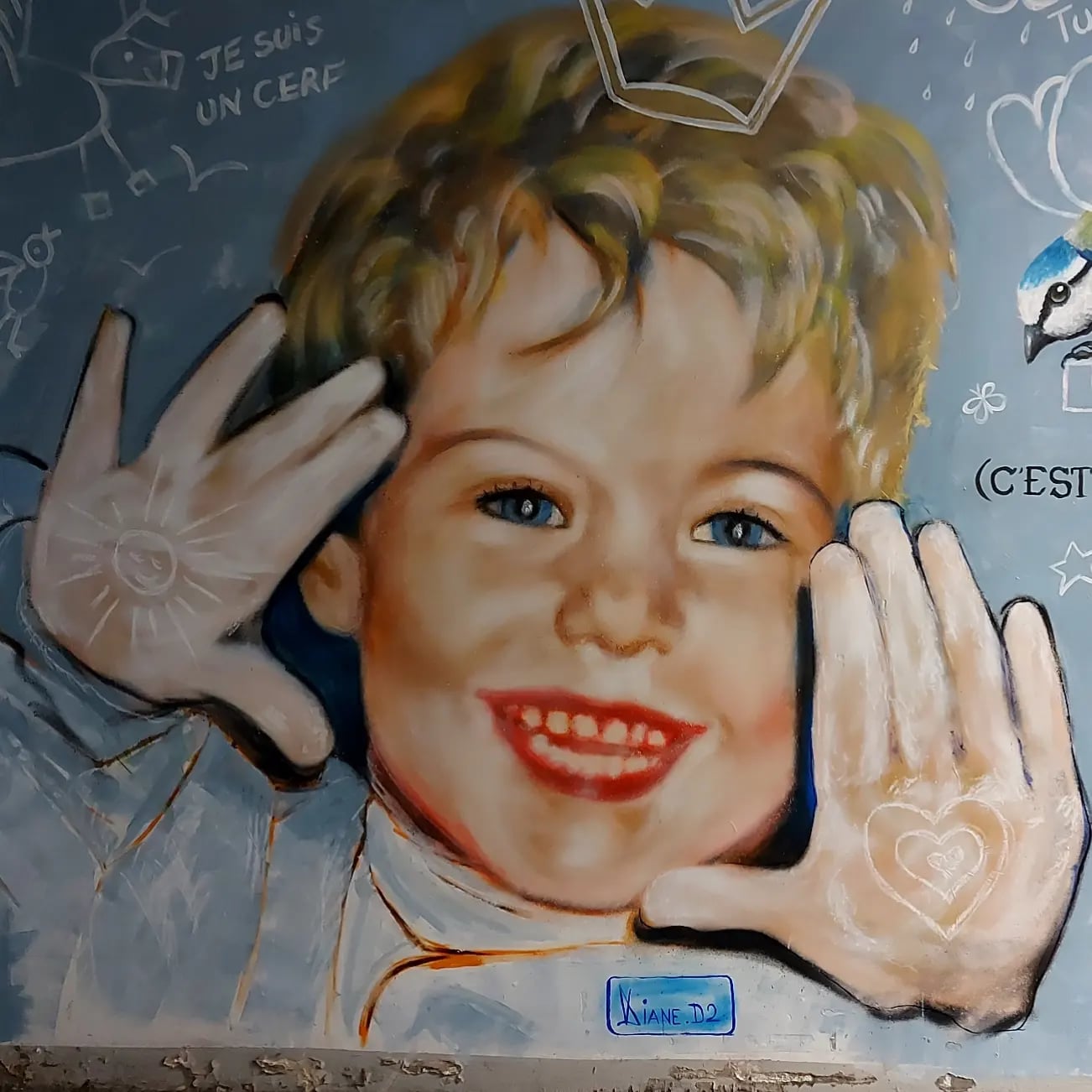 Fresque enfant aux mains levées, fond bleu — projet école