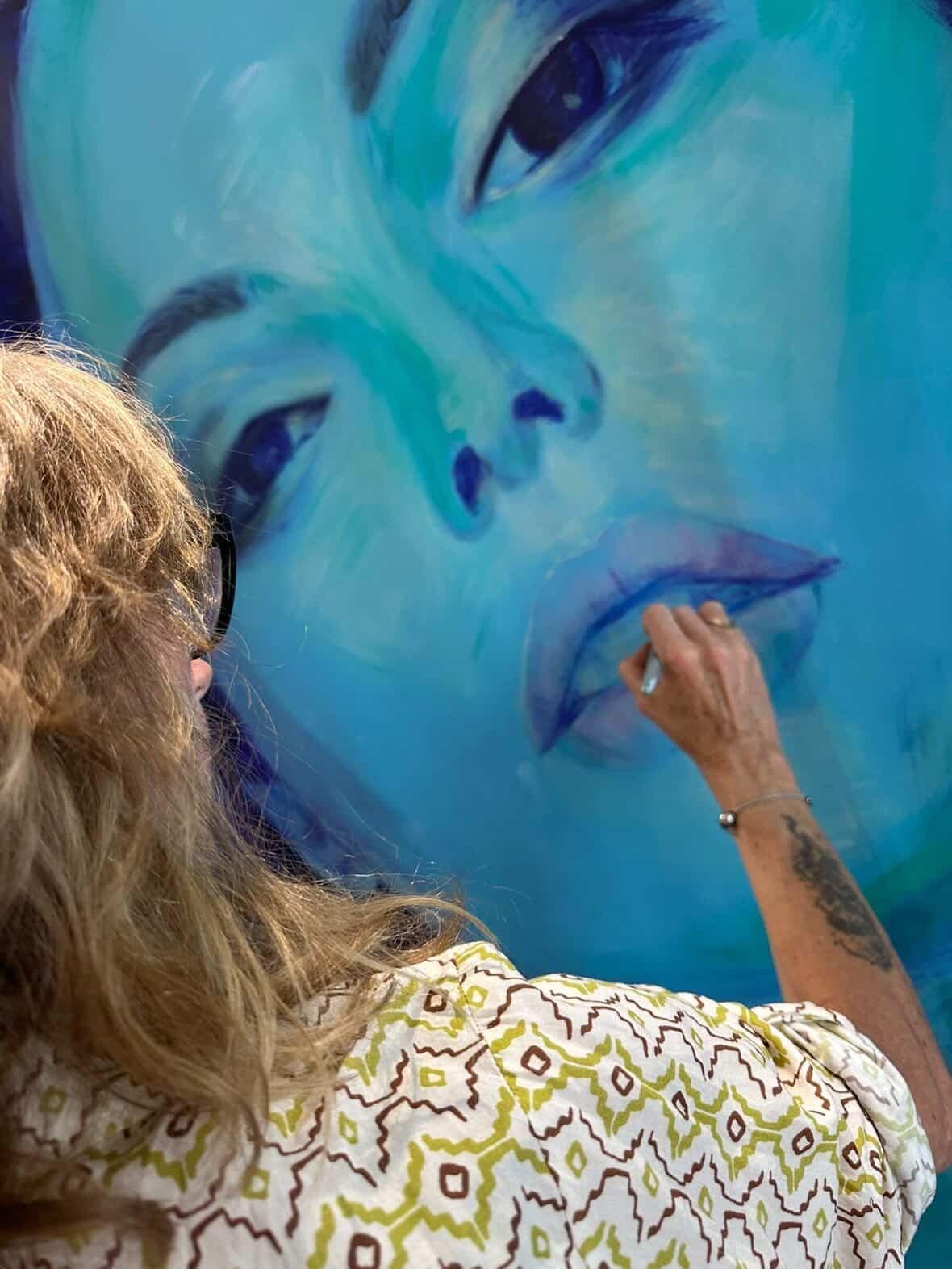 Diane en plein travail sur la toile Sirène