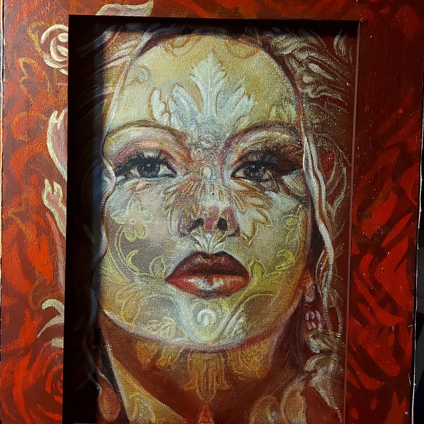 Toile portrait femme ornementé rouge et ocre