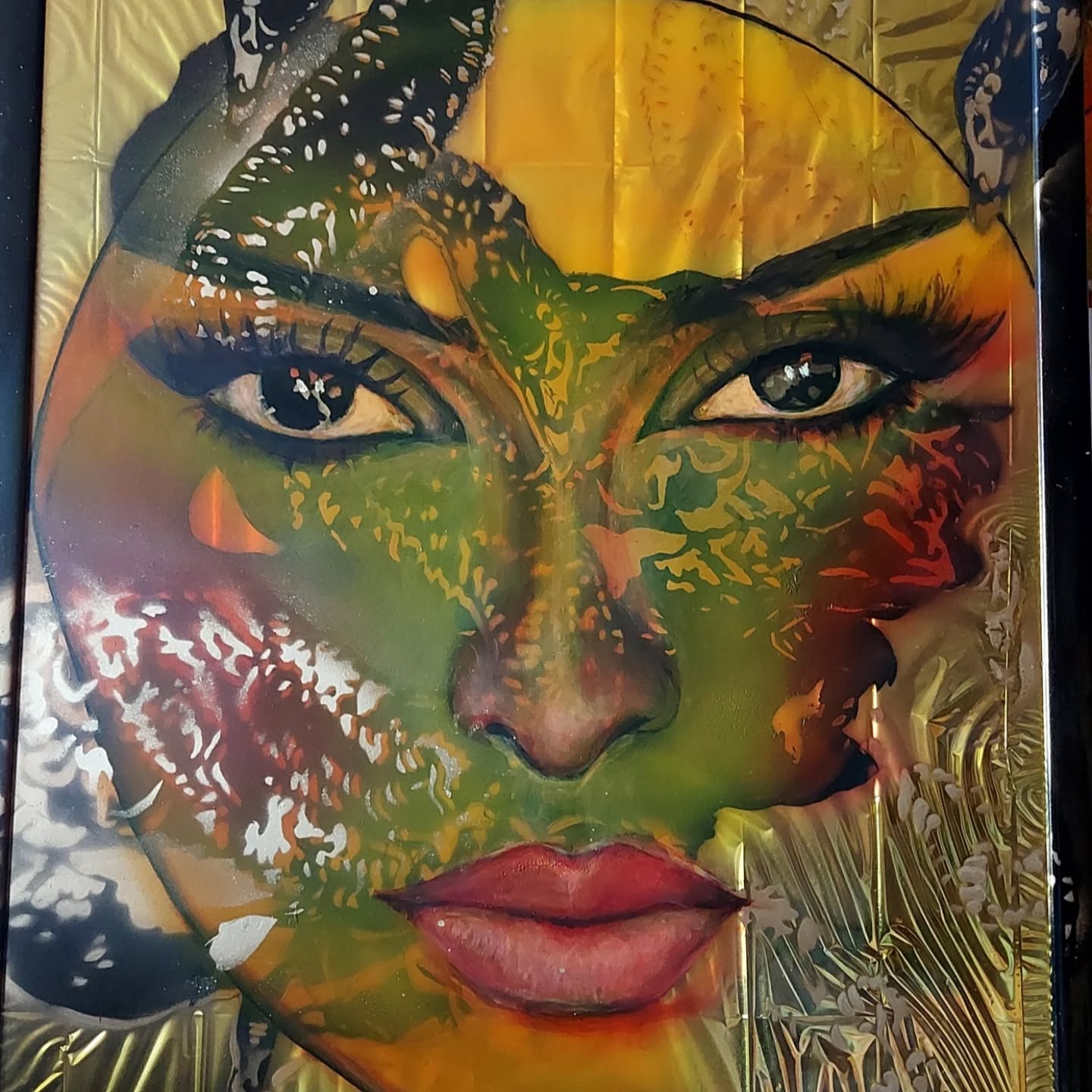 Portrait femme avec masque animal vert