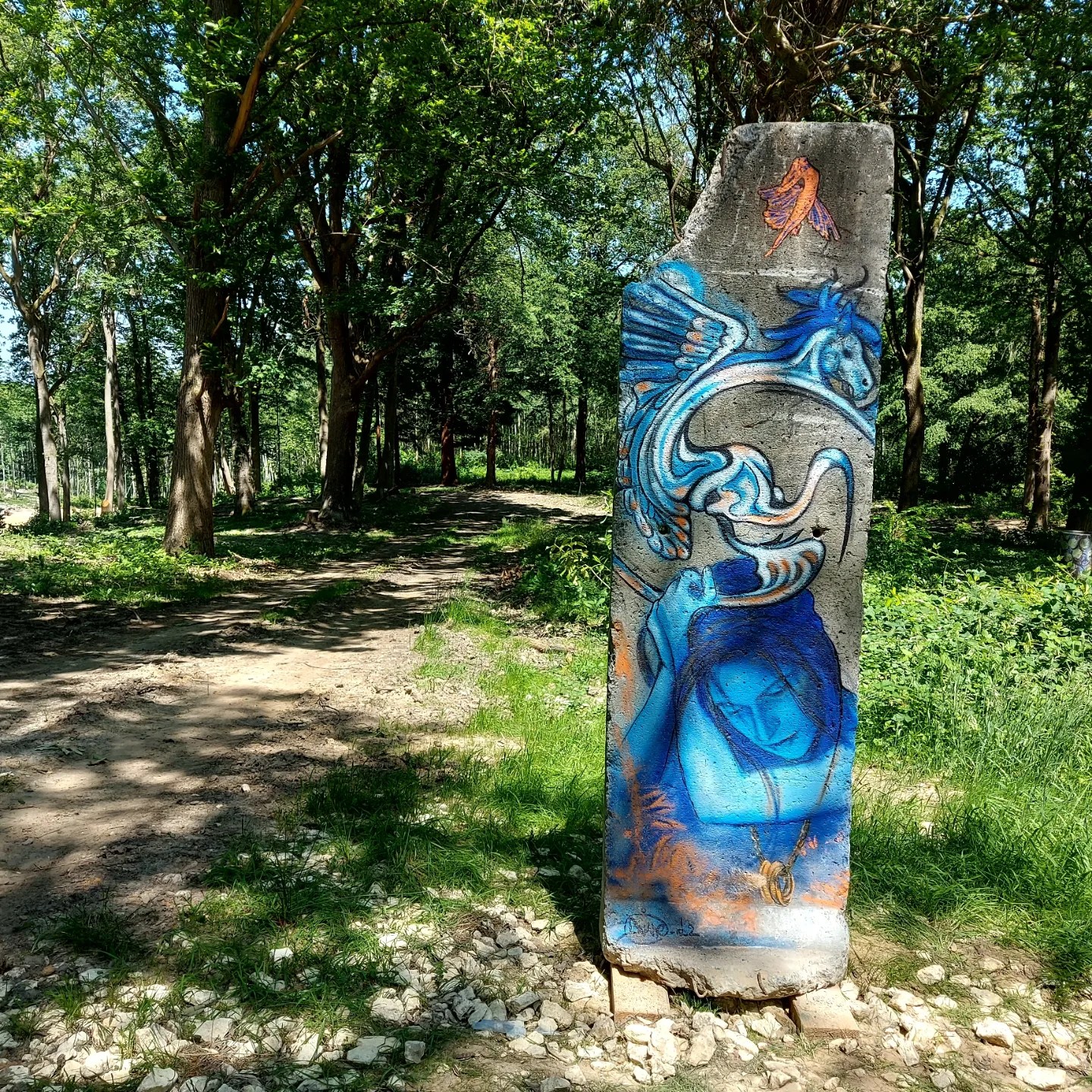 Colonne de pierre peinte d’un personnage bleu