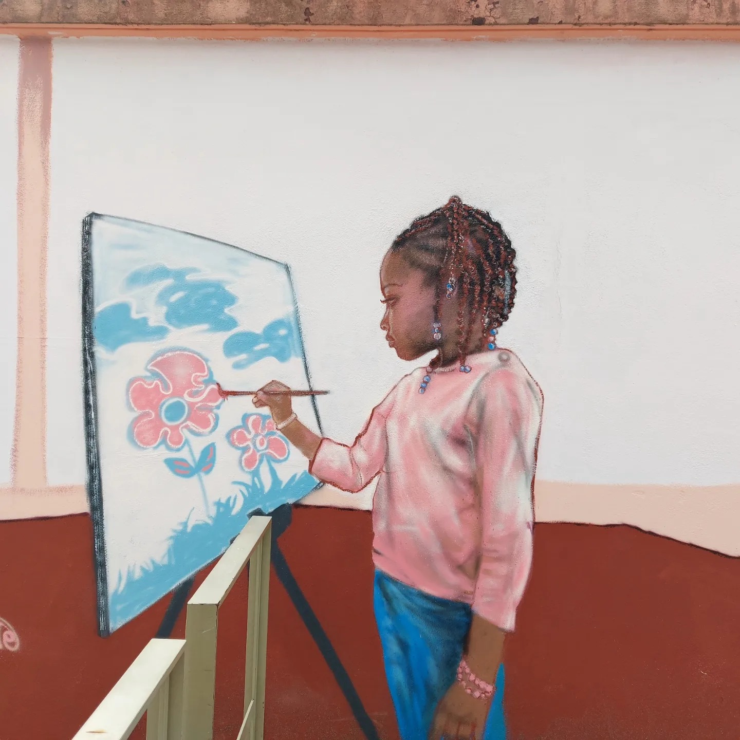 Fresque petite fille peignant une fleur