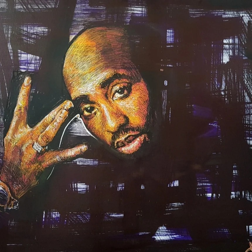 Portrait sombre d’un homme au téléphone