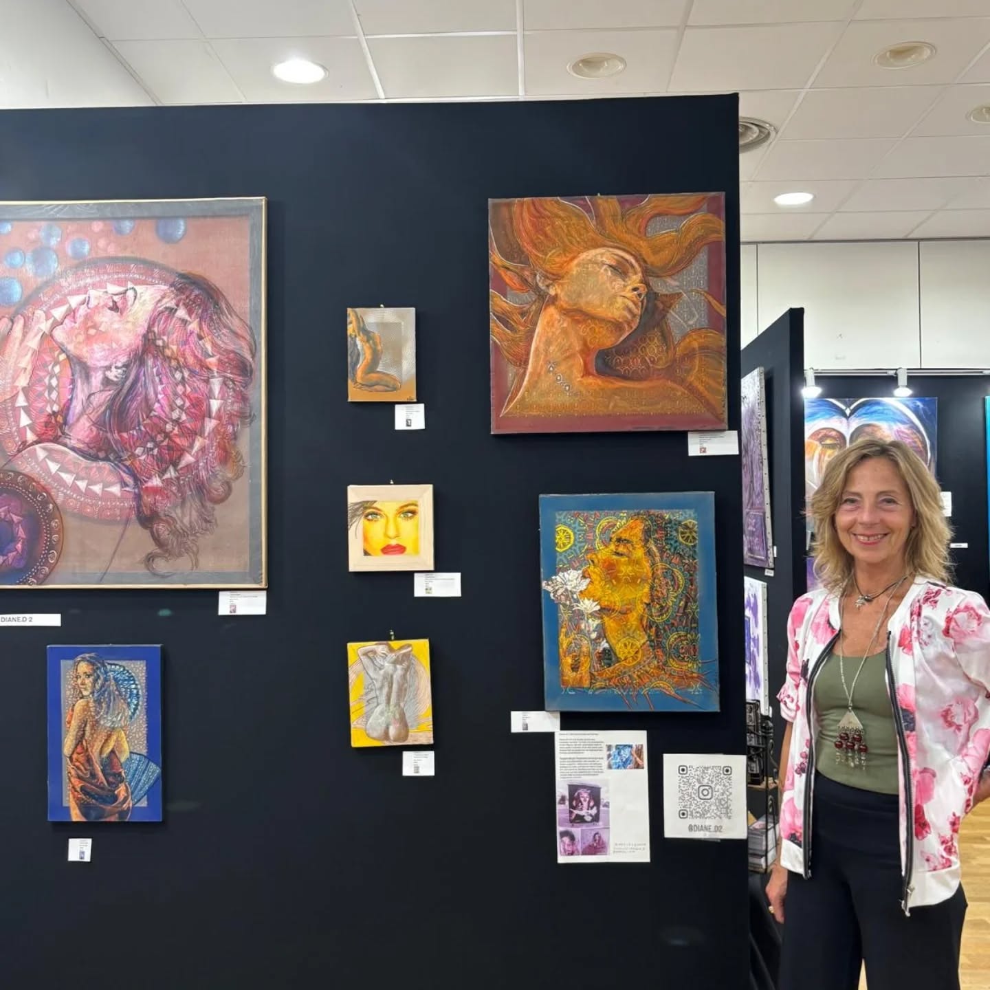 Diane lors d’une exposition devant ses toiles