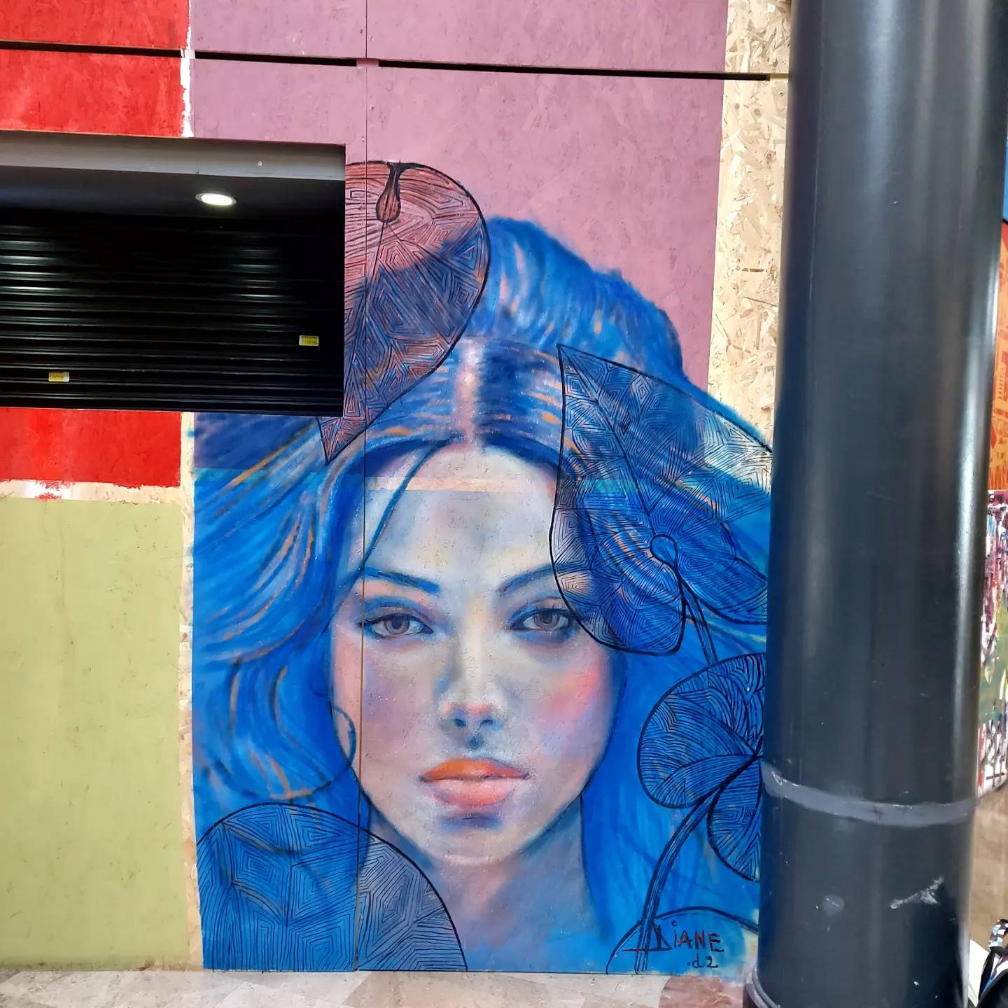 Fresque portrait femme bleue, feuillages