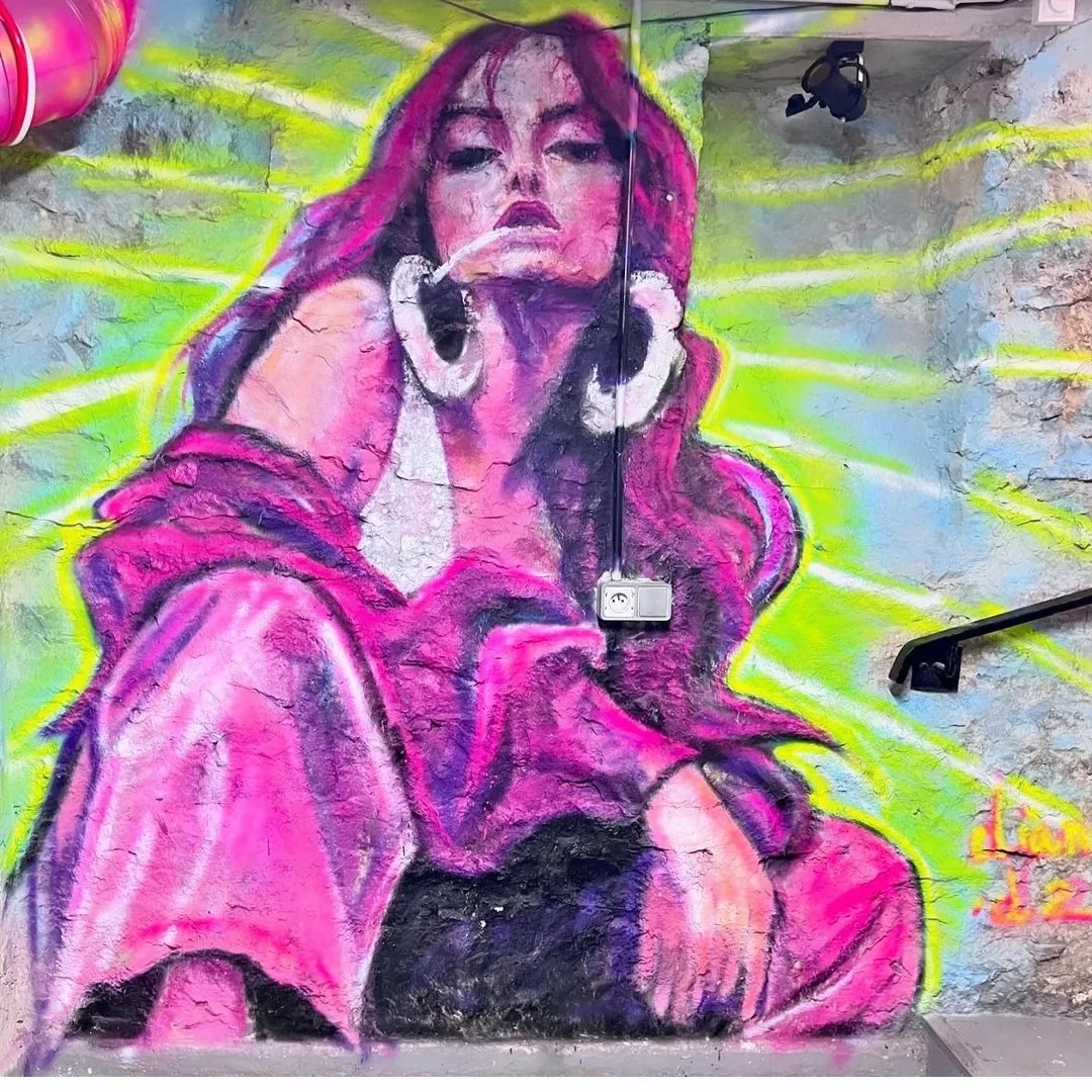 Fresque femme rose sur fond jaune fluo