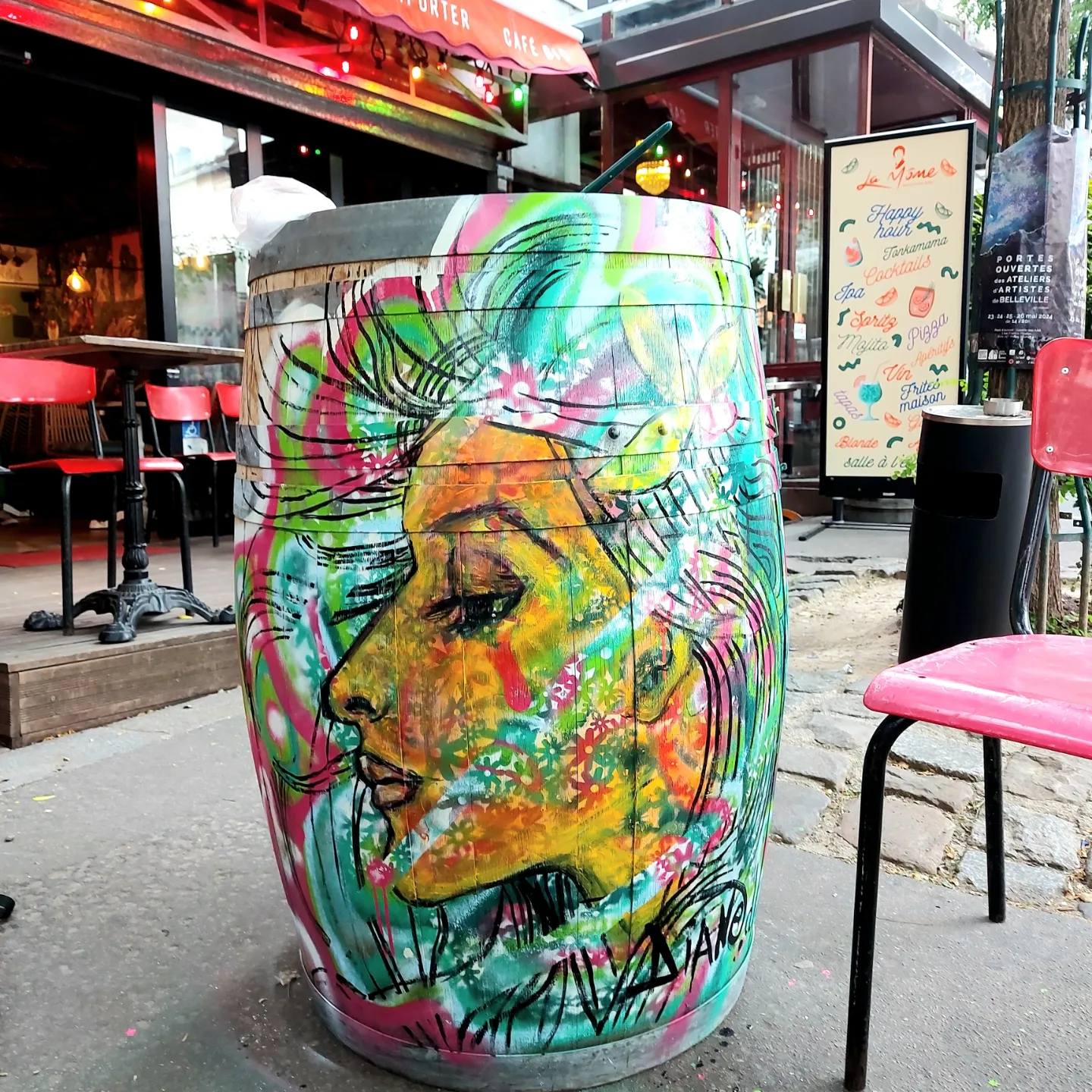 Tonneau urbain peint d’un visage coloré
