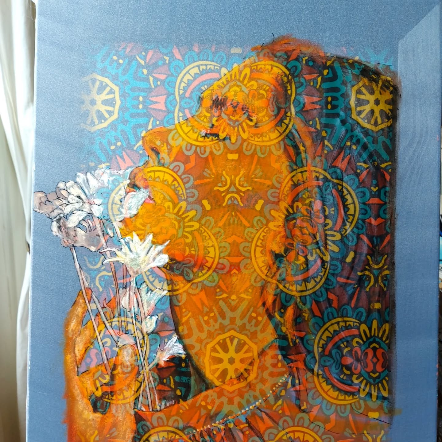 Toile femme orange motifs mandalas fond bleu