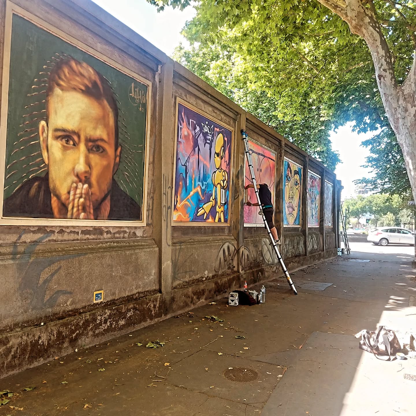 Mur urbain avec portraits monumentaux