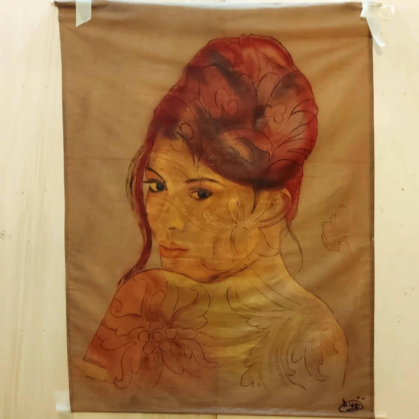 Portrait femme rouge sur toile écrue