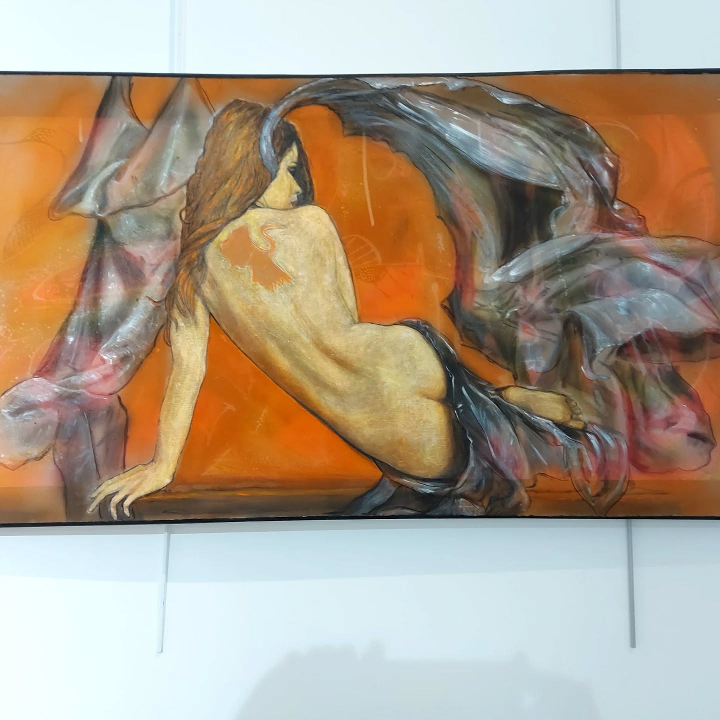 Toile horizontale femme nue allongée fond orange